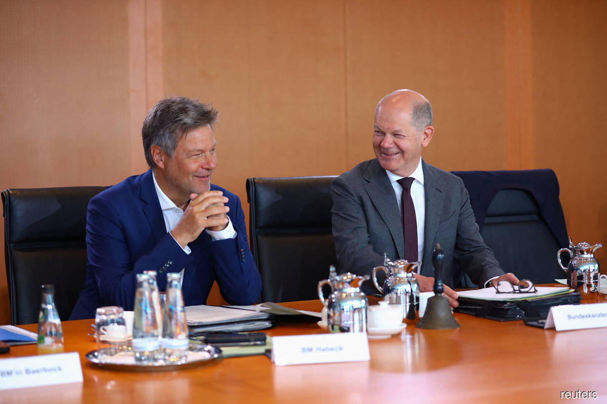 German Chancellor Olaf Scholz (right) and German Economy and Climate Protection Minister Robert Habeck attend the weekly cabinet meeting in Berlin on May 31. Some 55% of German companies plan to further invest within the next two years, according to a survey of 288 firms conducted last month by the German Chamber of Commerce (DIHK) in China.